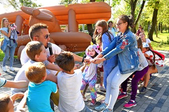 Спортивные зоны и детские площадки украсили новый сквер