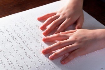 Тысячу «Белых книг» для слабовидящих детей выпустят в Москве