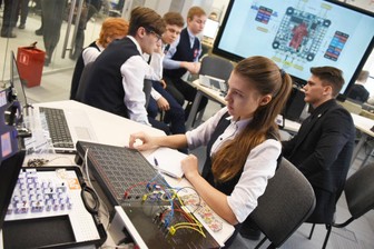 Более 1,9 тысячи московских школьников зачислили в IT-классы в 2020 году