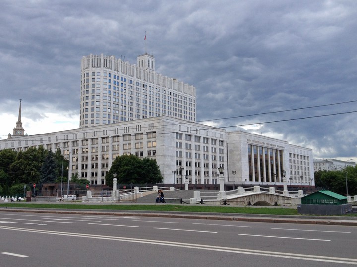 Правительство России уменьшит расходы на вооружение и зарплаты чиновников