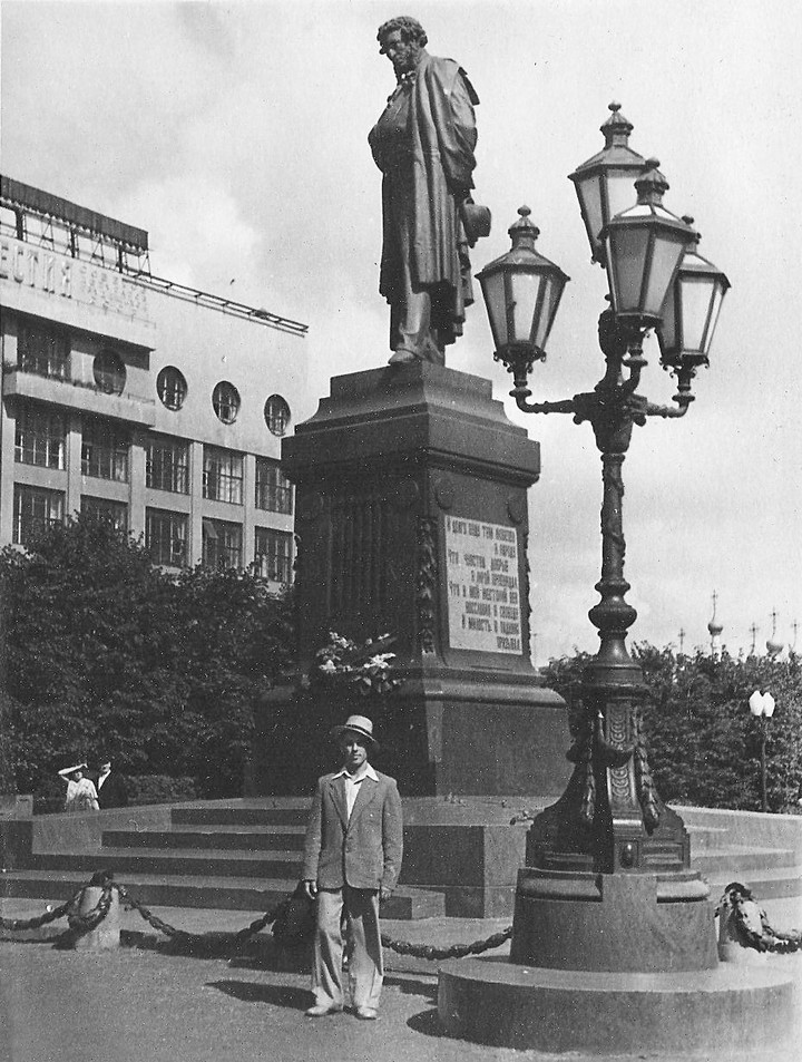 Московские традиции: влюбленные выбирают заветные места