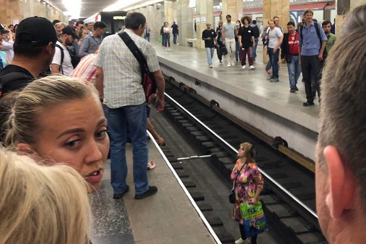 Женщина упала на рельсы на станции «Полежаевская»