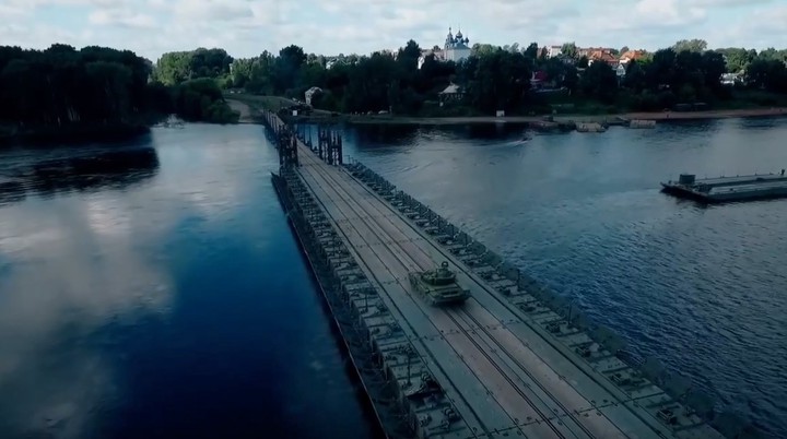 Военные инженеры навели плавучий мост через Волгу