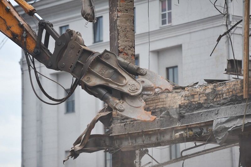 Незаконно построенный КПП демонтировали возле высотки на Котельнической набережной