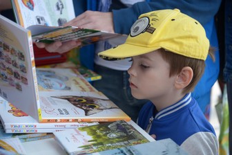 Россиянам посоветовали книги для прочтения вместе с детьми в новогодние праздники