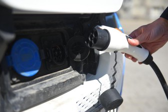 Первая зарядная станция нового формата для электромобилей заработала в Москве