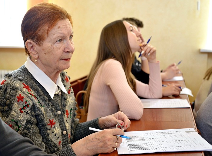 Учащиеся и профессора написали экономический диктант