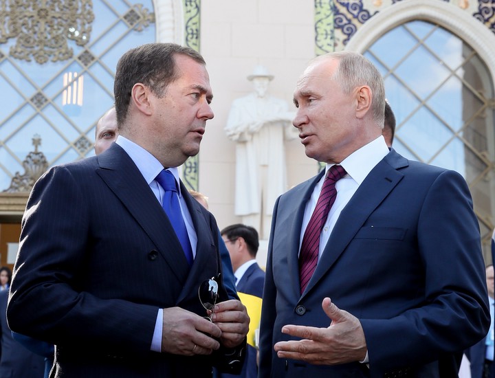 Медведев по телефону поздравил Путина с днем рождения