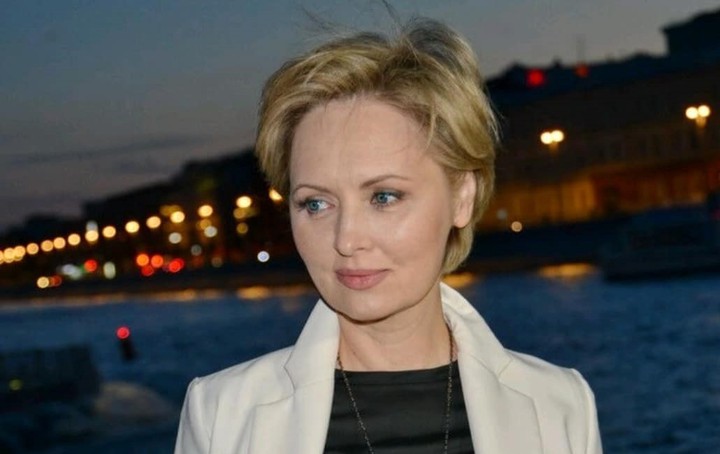 «Тяжелая часть моей жизни»: Ксенофонтова рассказала о домогательствах отчима