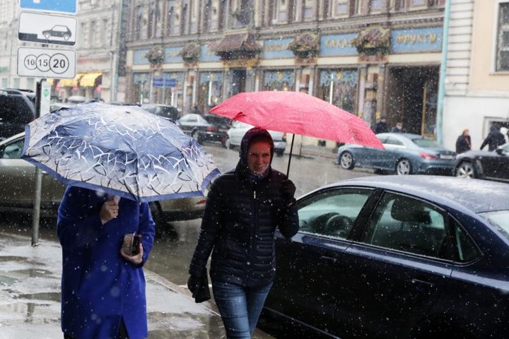 Синоптики предупредили москвичей о мокром снеге и гололедице 4 марта