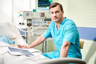 «Я женюсь только в кино»: актер Петр Рыков о независимости, одиночестве и идеальной старости