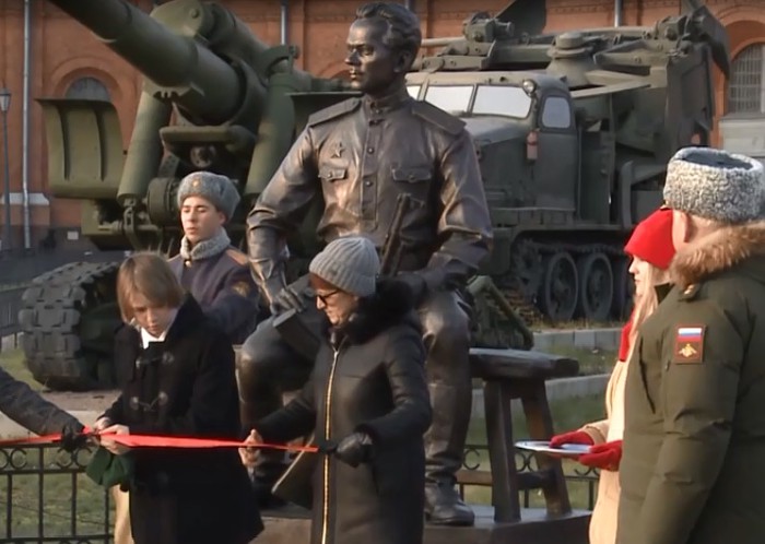 Памятник Калашникову открыли у Артиллерийского музея в Петербурге