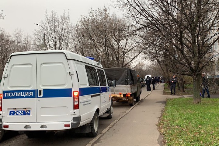 Женщина с двумя детьми выпала из окна на северо-востоке Москвы
