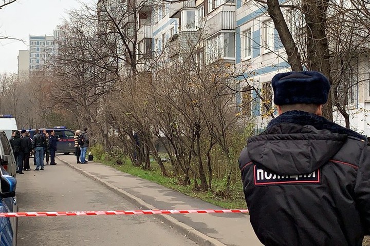 Опубликовано видео с места падения матери с детьми из дома в Москве