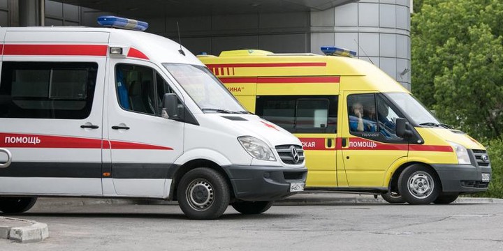 Труп нашли на козырьке жилого дома в Москве