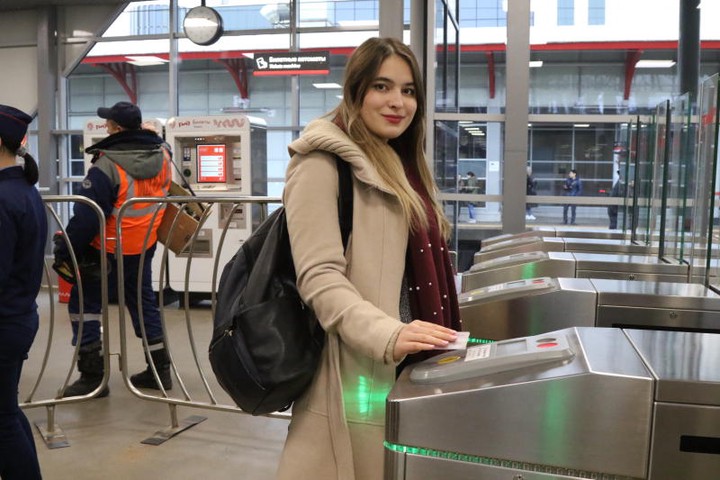Число турникетов с бесконтактной оплатой увеличат в метро Петербурга