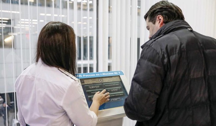 Поступления налогов в России в апреле сократились почти на треть
