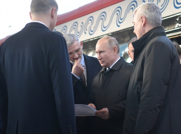 Сергей Собянин подарил Владимиру Путину именную «Тройку»