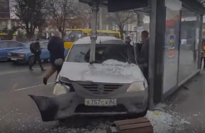 СМИ: Девушка пострадала при наезде машины на автобусную остановку