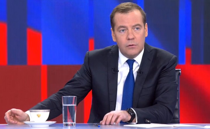 Интернет, домашнее насилие и президентские трудности: о чем говорил Медведев в интервью