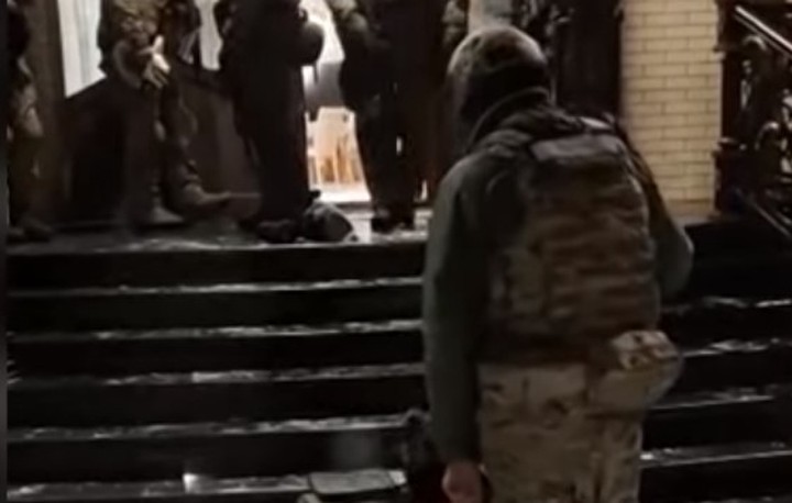 Появилось видео обысков по делу об убийстве главы центра «Э» Ингушетии