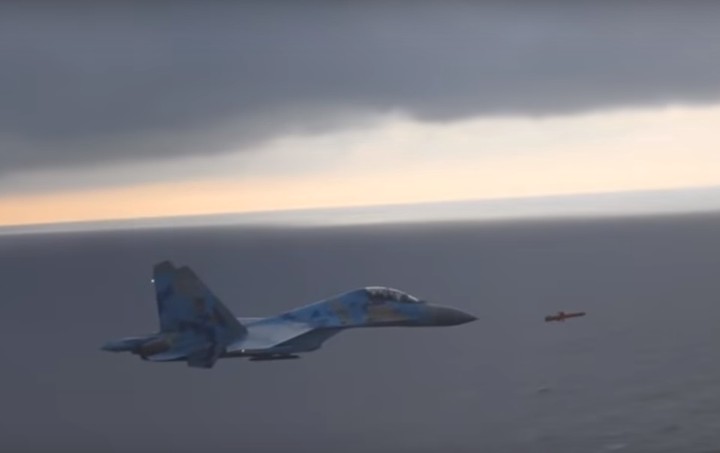 Появилось видео с угрожающей Крымскому мосту украинской ракетой