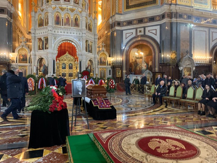 Сергей Собянин пришел проститься с Юрием Лужковым в храм Христа Спасителя
