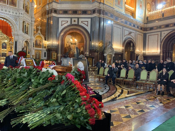 Родные Лужкова рассказали, почему гроб с ним был закрыт во время прощания
