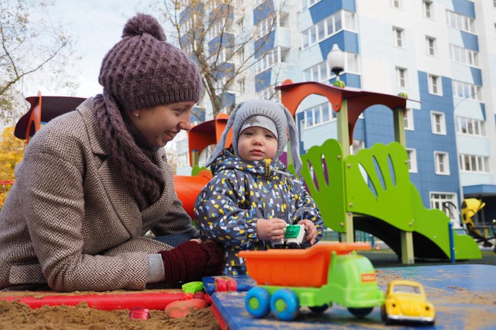 Десять детских площадок отремонтируют в Южном Тушине до конца года
