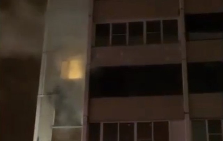 Полицейские на руках вынесли пожилую женщину из горящего дома в Подмосковье