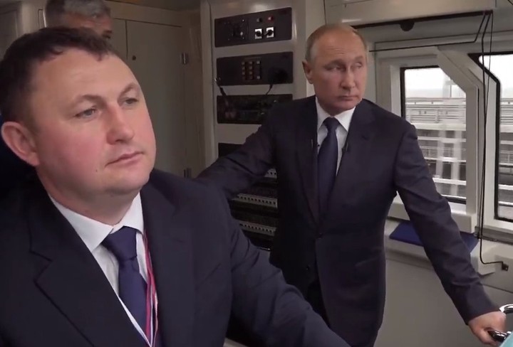 Поезд с Путиным отправился по мосту через Керченский пролив