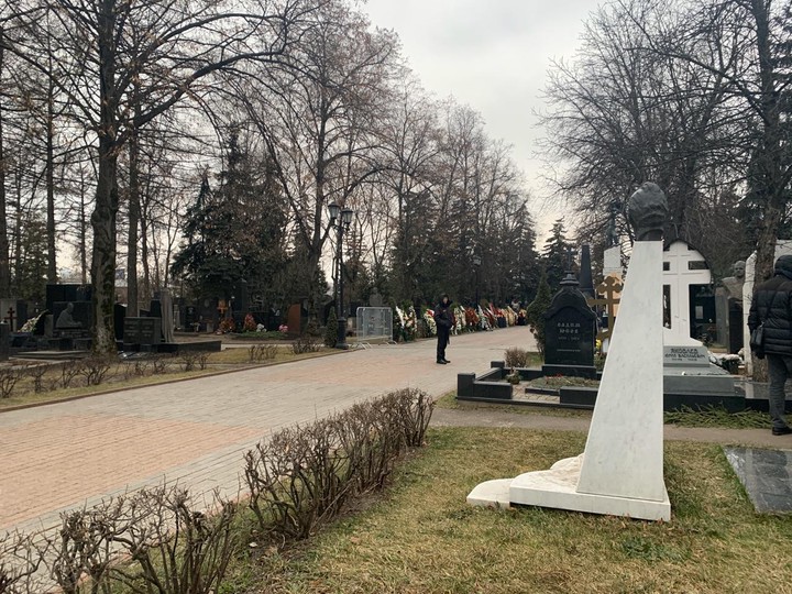 Памятник галине волчек на новодевичьем кладбище фото