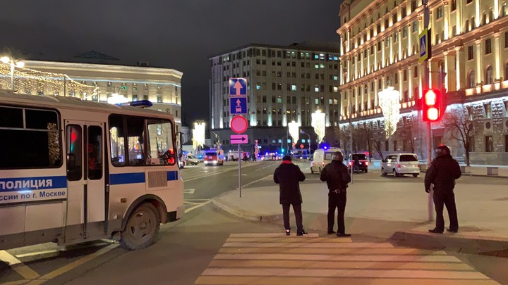 Стрельба возле здания ФСБ на Лубянке произошла вечером 19 декабря. Первоначально СМИ сообщали о трех нападавших, однако представители центра общественных связей ФСБ опровергли эти данные, заявив, что стрелок был один. Данные о пострадавших в различных источниках также расходились.В результате инцидента погибли двое сотрудников правоохранительных органов. Кроме того, пять человек, среди которых было гражданское лицо, получили ранения различной степени тяжести / Фото: Агентство городских новостей «Москва» Стрельба возле здания ФСБ на Лубянке произошла вечером 19 декабря. Первоначально СМИ сообщали о трех нападавших, однако представители центра общественных связей ФСБ опровергли эти данные, заявив, что стрелок был один. Данные о пострадавших в различных источниках также расходились.В результате инцидента погибли двое сотрудников правоохранительных органов. Кроме того, пять человек, среди которых было гражданское лицо, получили ранения различной степени тяжести / Фото: Агентство городских новостей «Москва»