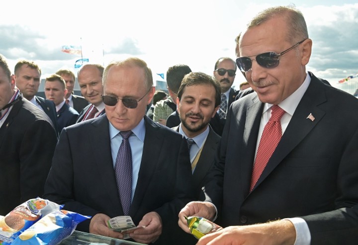 Президент России Владимир Путин (слева) во время посещения МАКС-2019 угостил своего турецкого коллегу Реджепа Тайипа Эрдогана (справа) российским мороженым. Главы двух стран после осмотра экспозиций подошли к палатке с лакомством, после чего Путин поинтересовался имеющимся ассортиментом / Фото: Сергей Гунеев / РИА Новости Президент России Владимир Путин (слева) во время посещения МАКС-2019 угостил своего турецкого коллегу Реджепа Тайипа Эрдогана (справа) российским мороженым. Главы двух стран после осмотра экспозиций подошли к палатке с лакомством, после чего Путин поинтересовался имеющимся ассортиментом / Фото: Сергей Гунеев / РИА Новости