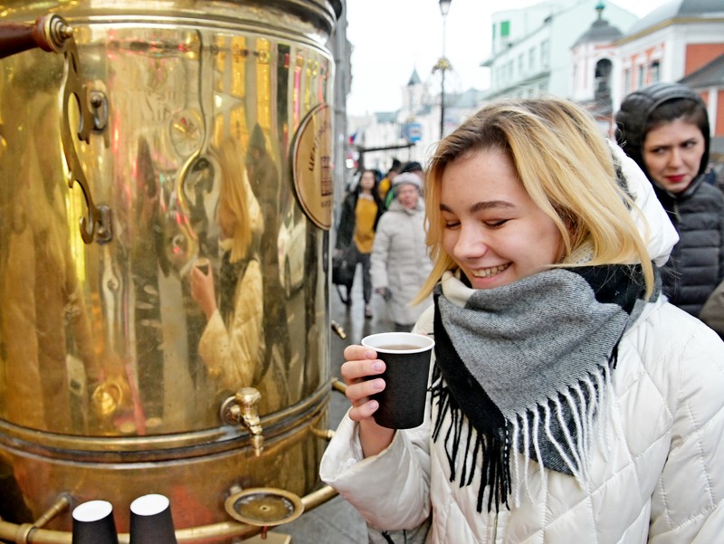 Горячий чай будут раздавать бесплатно для пассажиров Ленинградского вокзала 
