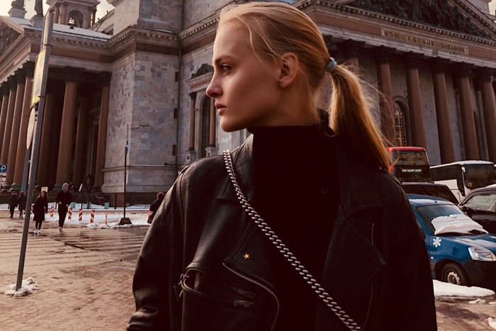 «Нашли в кустах раздетую»: Кафельникова рассказала о выпавшей из окна модели