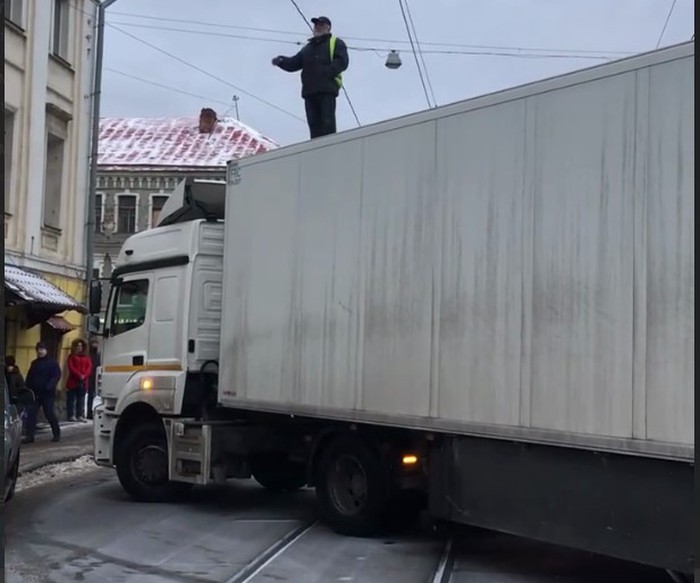 Водитель фуры перекрыл движение на улице Бауманской