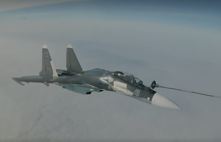 Дозаправка российских истребителей в воздухе попала на видео