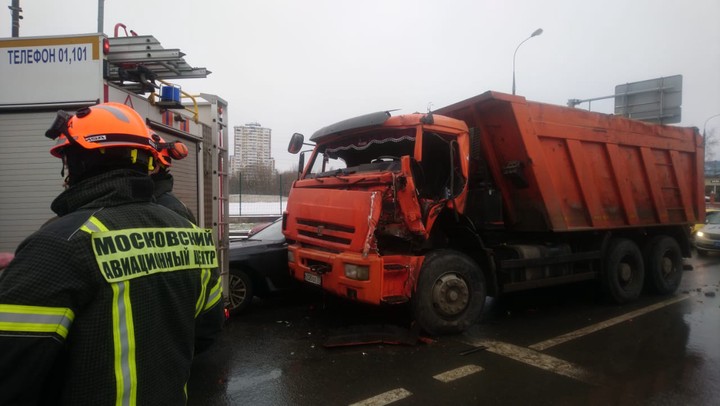 Четыре полосы из пяти перекрыты на МКАД из-за аварии с участием грузовиков
