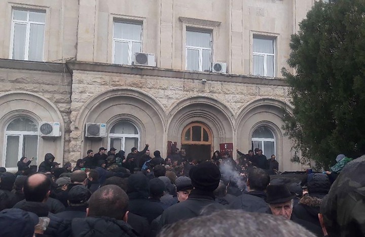 В здание администрации президента Абхазии ворвались протестующие