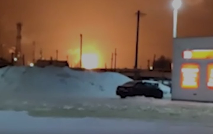 СМИ: Причиной пожара на НПЗ в Коми мог стать технологический взрыв