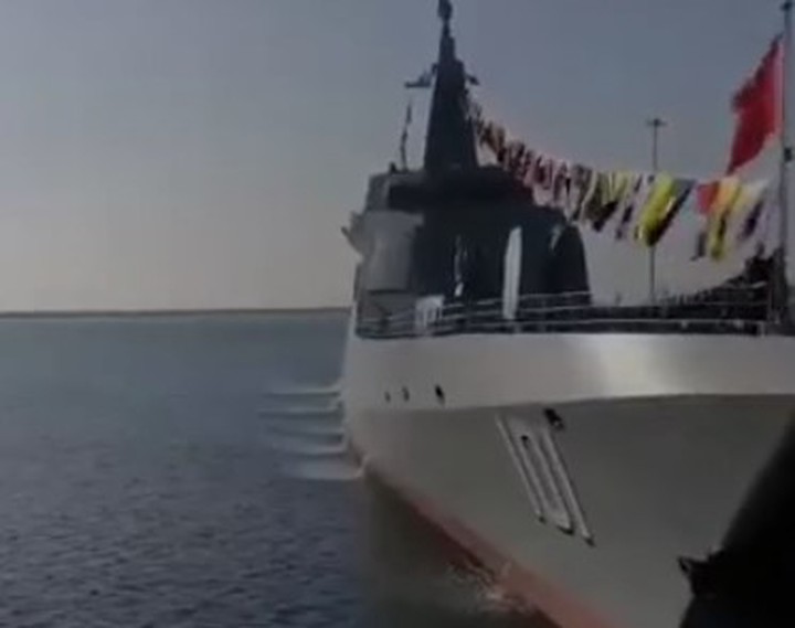 Спуск на воду самого мощного в мире эсминца попал на видео