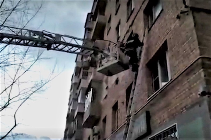 Соцзащите передадут ребенка, которого бабушка хотела выкинуть из окна
