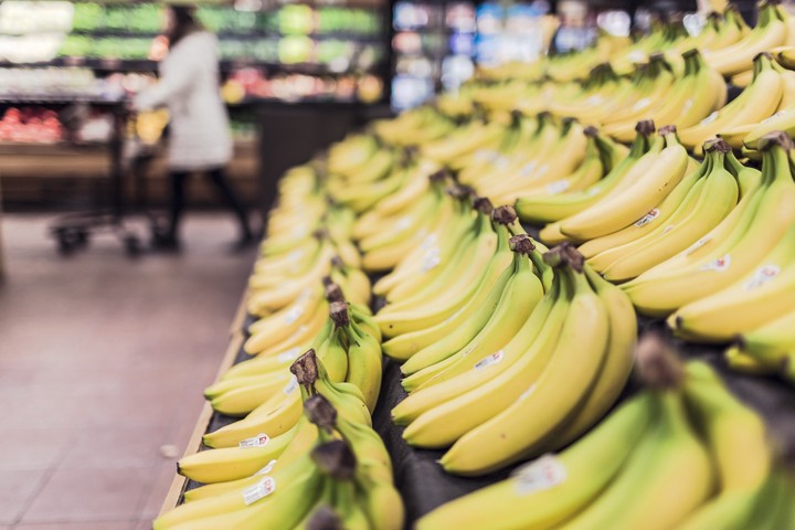 Маркировка против реальных доходов: как россияне будут экономить на продуктах