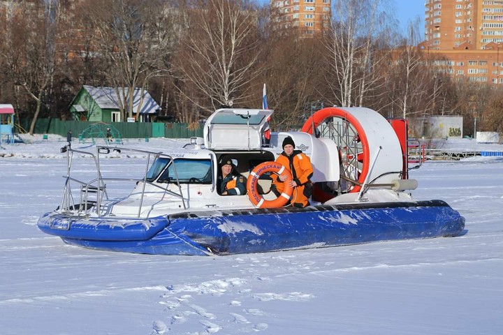 Московские спасатели вытащили мужчину из Борисовского пруда