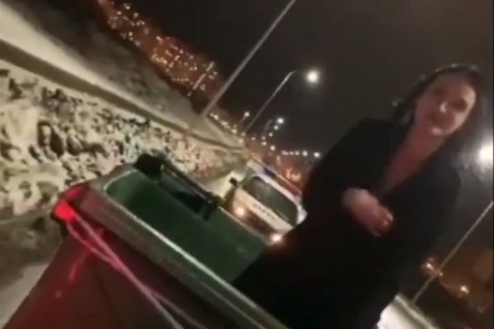 Прокатившего девушку в мусорном контейнере водителя оштрафуют