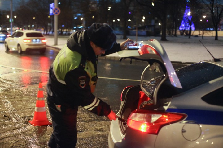 Водитель пострадал при столкновении с фонарным столбом на Калужском шоссе