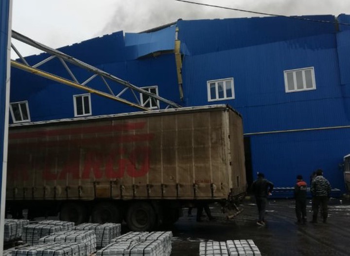 Спасатели достали тело женщины из-под завалов завода в Орловской области