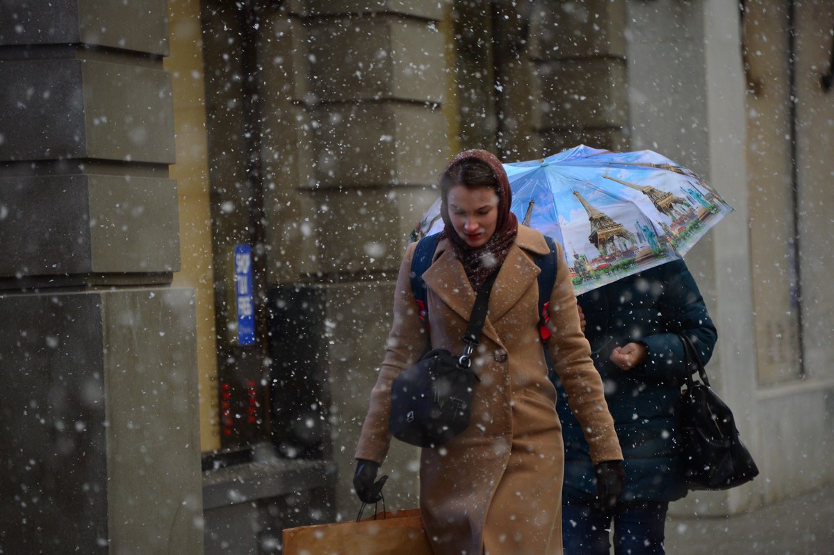 «Будьте внимательны»: москвичей предупредили о сильном ветре и снеге 4 декабря