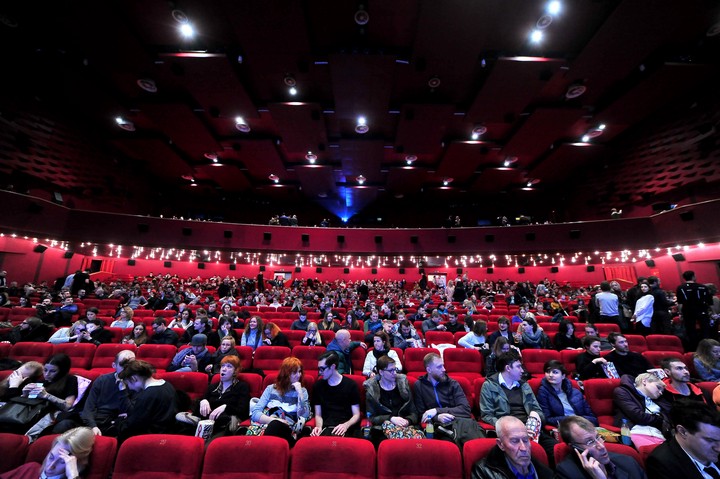 Кинотеатры России откроются десятью премьерами